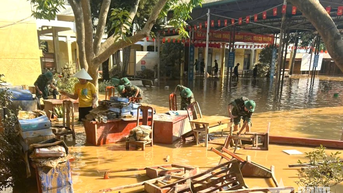 Tạm gác việc đơn vị, tập trung giúp dân