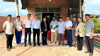 Xã Dương Minh Châu: Thăm hỏi, hỗ trợ các hộ dân bị thiệt hại do mưa lớn và lốc xoáy