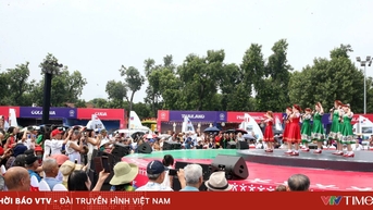 수만 명의 관광객이 하노이 세계문화축제에 참석합니다.
