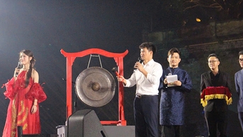 Cục trưởng Xuân Bắc, NSND Tự Long gây xúc động khi dẫn dắt đấu giá tại Bước chân di sản