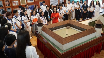 Kiều bào trẻ hạnh phúc khi về thăm quê hương