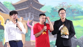Cục trưởng Xuân Bắc và NSND Tự Long khuấy động phiên đấu giá thu về 2,5 tỷ đồng