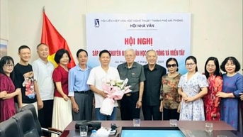 Sáp nhập chuyên ngành văn học phía đông và phía tây Hải Phòng
