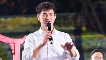 인민예술가 쉬안 박과 인민예술가 투롱은 홍수 피해 지역 주민들을 지원하기 위해 경매를 요청했습니다.