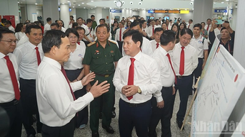Đoàn đại biểu Thành phố Hồ Chí Minh tham quan các công trình tiêu biểu