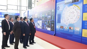 총리는 2020-2025년 기간 동안 베트남의 과학, 기술, 혁신 및 디지털 전환 성과 전시회를 방문했습니다.