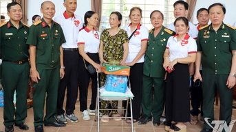 Trao quà hỗ trợ người dân tại phường Linh Sơn