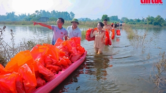 Công an Hà Nội giúp dân xã Trung Giã khắc phục hậu quả bão số 11