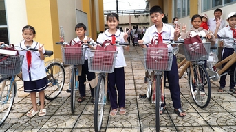 'Gieo mầm tri thức' cho học sinh khó khăn