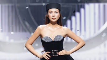 Thanh Hằng diện đầm cúp ngực, làm vedette show thời trang