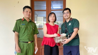 Thái Nguyên: Trả lại túi tiền vàng trị giá gần 150 triệu đồng nhặt được trong nước lũ