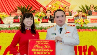 Công an Lâm Đồng ủng hộ đồng bào bị thiệt hại do bão lũ gần 2 tỷ đồng