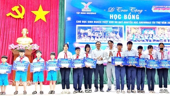 Tặng quà cho người yếu thế nhân kỷ niệm Ngày Truyền thống công tác dân vận