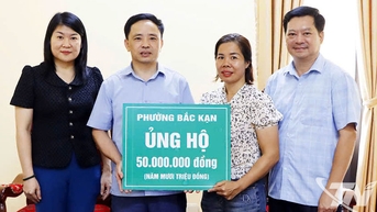 Phường Bắc Kạn hỗ trợ xã Na Rì 50 triệu đồng khắc phục hậu quả mưa bão