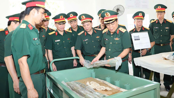 Tran Minh Duc 중장은 KV1 창고에서 폭풍 11호의 결과를 극복하기 위해 검사하고 지시했습니다.