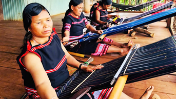 Thổi hồn cho du lịch cộng đồng bằng nghề dệt thổ cẩm