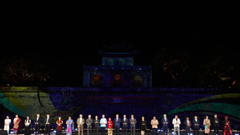 하노이에서 열린 첫 번째 세계문화축제에 100만 명 이상의 방문객이 모였습니다.