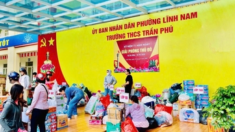 វួដ Linh Nam៖ រួមដៃគ្នាជួយប្រជាពលរដ្ឋដែលរងគ្រោះដោយខ្យល់ព្យុះ និងទឹកជំនន់