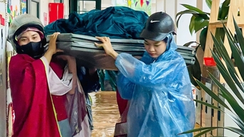 Bắc Ninh nước rút, các cô vớt vát ít học cụ chìm trong bùn