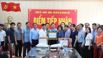 Ngành Giáo dục Hà Nội trao hơn 100 tấn hàng hỗ trợ trường học vùng lũ Bắc Ninh