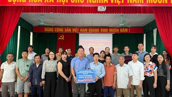 Trao 27 triệu đồng hỗ trợ người dân xã Tân Long bị ảnh hưởng bão lũ