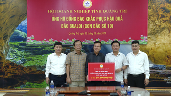 សមាគមធុរកិច្ចខេត្ត Quang Tri ផ្តល់ការឧបត្ថម្ភដល់ប្រជាជនដែលឆ្លងកាត់ផលវិបាកដោយព្យុះ និងទឹកជំនន់ និងប្រជាជនគុយបា