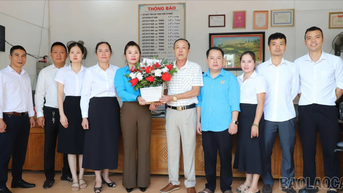 សម្ព័ន្ធសហជីព Nghia Lo Ward បានទៅសួរសុខទុក្ខ និងផ្តល់អំណោយដល់ធុរកិច្ចក្នុងទិវាសហគ្រិនវៀតណាម