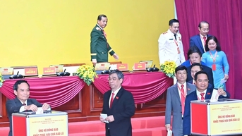 គណៈប្រតិភូចូលរួមមហាសន្និបាតបក្សទីក្រុងហូជីមិញ គាំទ្រប្រជាជនជំនះផលវិបាកនៃព្យុះ និងទឹកជំនន់