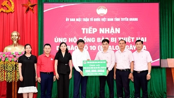 Ngân hàng Chính sách xã hội Việt Nam trao ủng hộ 300 triệu đồng khắc phục thiệt hại do bão số 10