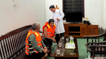 ស្ថានីយឆ្មាំព្រំដែន Cat Hai បានជួយសង្គ្រោះសមាជិកនាវិក៣នាក់ភ្លាមៗ។