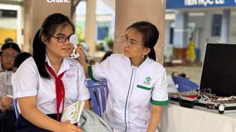 Khám, tư vấn chăm sóc mắt cho gần 1.000 học sinh