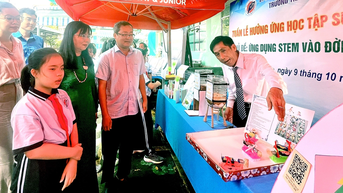 គ្រូបឋមសិក្សានៅទីក្រុងហូជីមិញ បង្រៀនដោយប្រើបច្ចេកវិទ្យា សិស្ស 'រៀនពេលកំពុងលេង លេងពេលល្អ'