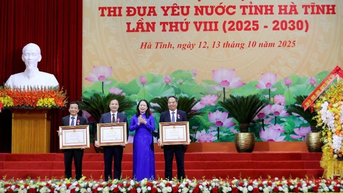 Ha Tinh គោរពគំរូត្រាប់តាមស្នេហាជាតិធម្មតាចំនួន 100