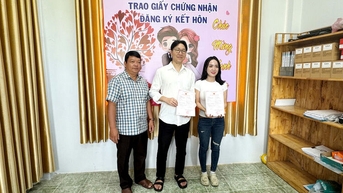 UBND xã Ô Lâm tổ chức trao Giấy chứng nhận kết hôn có yếu tố nước ngoài đầu tiên