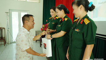 Nhà thiết kế Nguyễn Việt Hùng tặng áo dài cán bộ, nhân viên nữ Lớp Học viện Chính trị, Trường Quân sự Quân khu 7