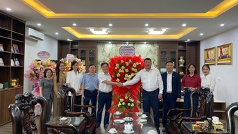 Lãnh đạo Sở Xây dựng tặng hoa, chúc mừng ngày Doanh nhân Việt Nam 13/10