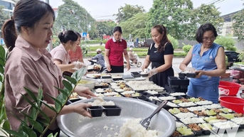 Bão lũ đi qua, tình người ở lại