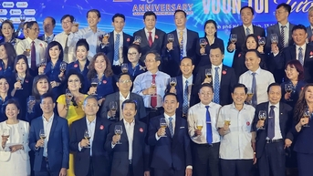 ពាណិជ្ជករ Saigon រាប់រយនាក់បានផ្តល់កិត្តិយសចំពោះការរួមចំណែករបស់ពួកគេចំពោះសហគមន៍ និងទីក្រុង