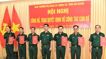 បញ្ជាការដ្ឋានយោធាខេត្ត An Giang បានប្រគល់សេចក្តីសម្រេចលើការងារបុគ្គលិក