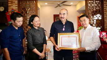 នាយក Bui Thac Chuyen ទទួលបានវិញ្ញាបនបត្រនៃគុណធម៌សម្រាប់ការរួមចំណែករបស់គាត់ចំពោះ "ផ្លូវរូងក្រោមដី: ព្រះអាទិត្យនៅក្នុងភាពងងឹត"