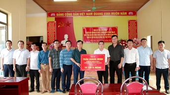 Trưởng Ban Tổ chức Tỉnh ủy Tuyên Quang Trần Quang Minh trao quà cho các hộ bị ảnh hưởng thiên tai tại xã Đồng Tâm