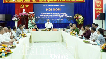 វួដ Ba Ngoi ជួបសំណេះសំណាលជាមួយពាណិជ្ជករ សហគ្រាសក្នុងឱកាសទិវាពាណិជ្ជករវៀតណាម