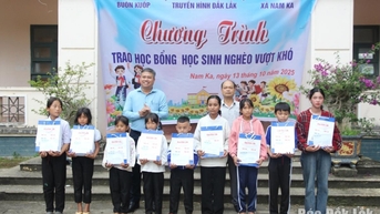 ផ្តល់អាហារូបករណ៍ដល់សិស្សក្រីក្រជំនះការលំបាកនៅឃុំណាំកា