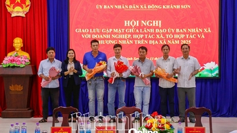 ឃុំដុងខាញ់សឺន៖ ប្រជុំអបអរសាទរទិវាសហគ្រិនវៀតណាម ១៣ តុលា