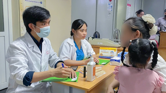 ជំនន់​ទឹក​ចិត្ត​យក​កូន​ទៅ​វះកាត់​មាត់​ឆែប​ក្រអូម​មាត់