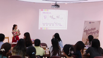 Giới trẻ Hà Nội hào hứng khám phá nghệ thuật thư pháp Hàn Quốc