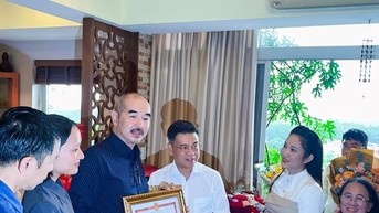 នាយក Bui Thac Chuyen បានទទួលវិញ្ញាបនបត្រសគុណពីគណៈកម្មាធិការប្រជាជនទីក្រុងហូជីមិញ។