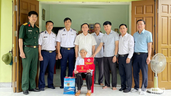 ឆ្មាំសមុទ្រអមដំណើរប្រជាជនឃុំ Phong Doanh