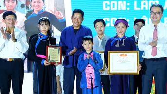 Vang Thi Thong 씨의 가족은 2025년에 "행복한 젊은 가족"으로 인정받았습니다.