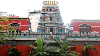 ប្រាសាទ​បុរាណ​ចំណាស់​មួយ​រយ​ឆ្នាំ​ក្នុង​ទីក្រុង​ហូជីមិញ ភ្ញៀវ​ទេសចរ​បែរ​មុខ​ទៅ​ថ្ម​ដើម្បី​បួងសួង